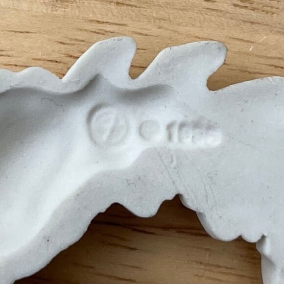 Margaret Furlong Vintage 1996 The Promise Porcelain Wreath Christmas Ornament - Picture 5 of 5